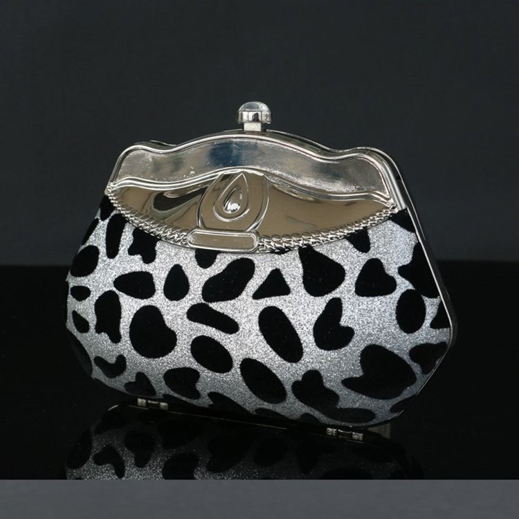 Skalformad Rhinestone Leopard Clutch