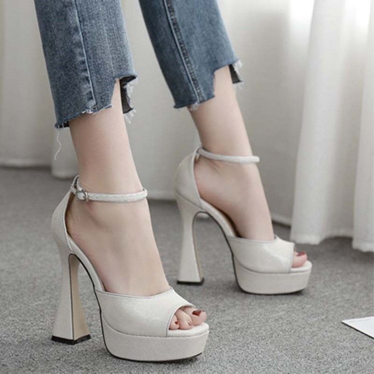 Kvinnors Line-style Buckle Chunky Heel Plain Sandals