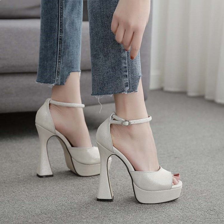 Kvinnors Line-style Buckle Chunky Heel Plain Sandals