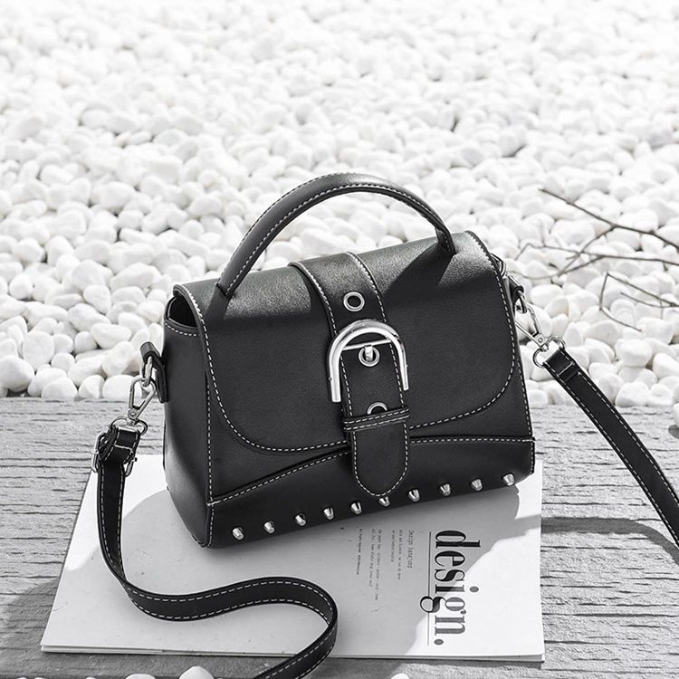 Pu Rivet Plain Flap Crossbody Väskor